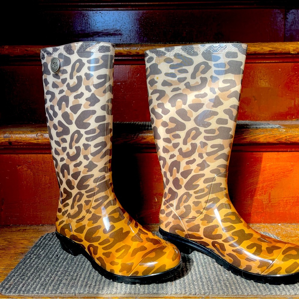 UGG only worn once. Cheetah printed UGG insulated in the soul for rain or snow.